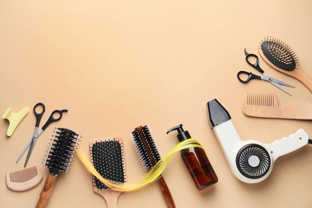 Ensemble d'accessoires de coiffeur sur fond de couleur - Photo, image