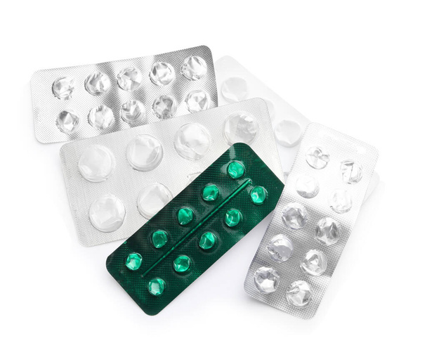 Plaquettes thermoformées vides pour pilules sur fond blanc
 - Photo, image