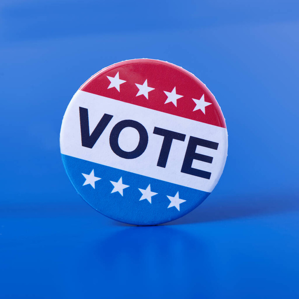 青い背景で米国の選挙のための投票バッジの閉鎖 - 写真・画像