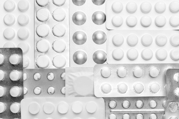 Różne tabletki w opakowaniach blistrowych jako tło - Zdjęcie, obraz