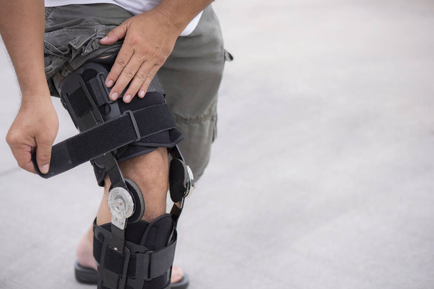 Υποστηρίξτε το ρυθμιζόμενο στήριγμα γόνατος για το πόδι ή το γόνατο τραυματισμού - Φωτογραφία, εικόνα