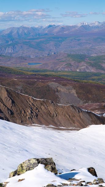 Mountain landscape, view from a snowy mountain peak. Uchitel pass, Severo-Chuysky ridge, Altai Republic, Russia - Foto, Imagem
