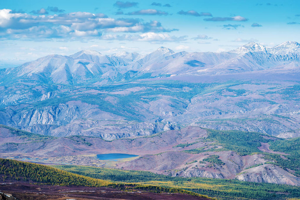 Mountain landscape, view from a mountain peak to Lake Dzhangyskol. Uchitel pass, Severo-Chuysky ridge, Altai Republic, Russia - Foto, immagini
