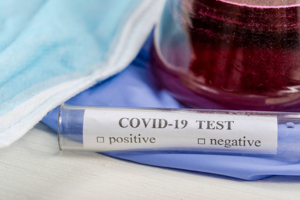 Coronavirus COVID-2019 testconcept met bloedreageerbuizen, testformulier en andere medische objecten - Foto, afbeelding