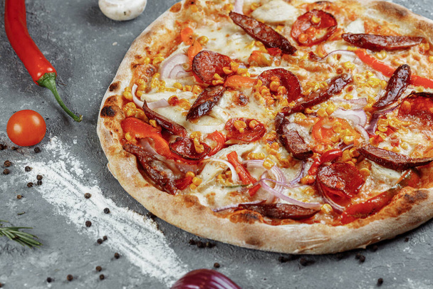 Pyszna pizza z filetem z kurczaka, szynką, bekonem, kiełbasą, sosem pomidorowym i mozzarellą, izolowana na białym tle - Zdjęcie, obraz