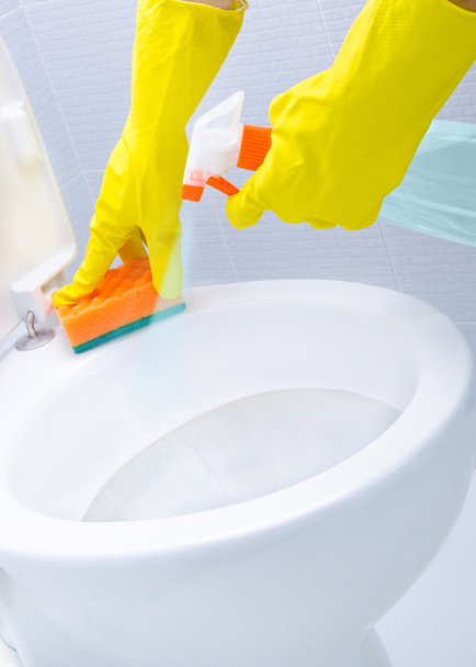 ellerinde sarı eldivenleri bir wc temizliği - Fotoğraf, Görsel