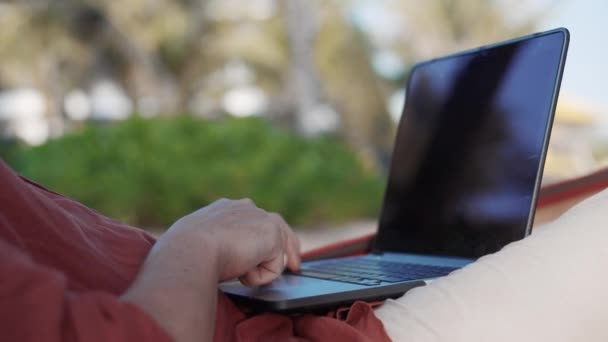 homem está rolando touchpad no laptop
 - Filmagem, Vídeo