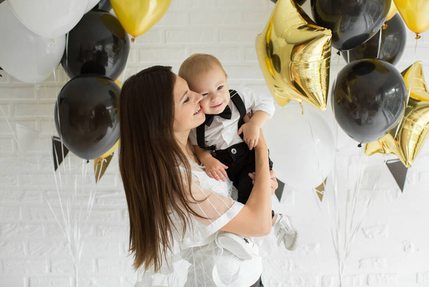 Young mother and son with balloons. Birthday. - Zdjęcie, obraz