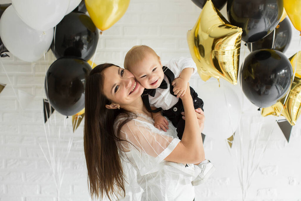 Young mother and son with balloons. Birthday. - Foto, Imagen