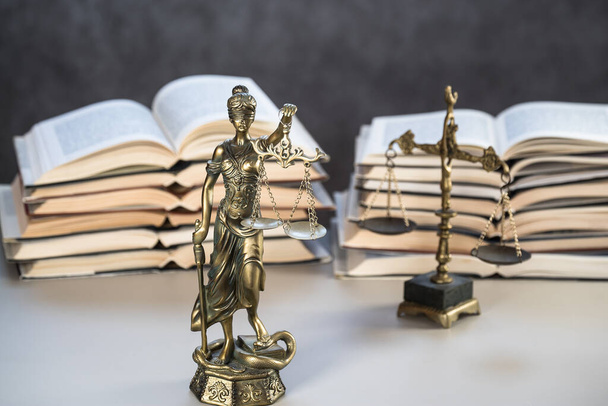 Статуя правосуддя з ліброю та книгами на тлі, суду та права. - Фото, зображення