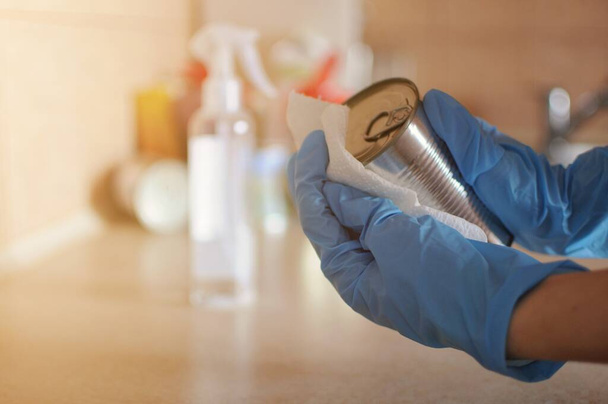 Desinfecterende kan na ontvangst van producten thuis. Levering aan huis. - Foto, afbeelding