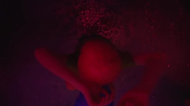 Betrunkene Frauen tanzen zu Musik auf Disco-Party, Urlaubsfeier, Drogenmissbrauch - Filmmaterial, Video