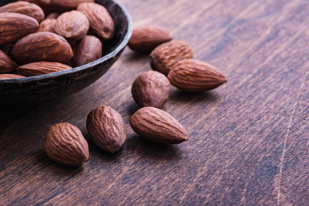close-up cooked nuts almonds on wooden backgrounds - Zdjęcie, obraz