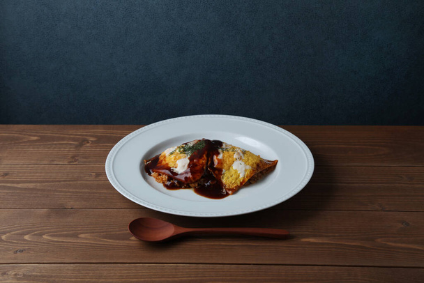 omuraisu omlet ryżowy japońskie jedzenie na talerzu na stole - Zdjęcie, obraz