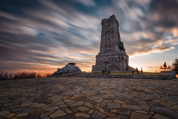 Shipka Monumento Monumento a la Libertad es una construcción monumental, situado en la cumbre de Shipka en la montaña Stara Planina, cerca de la ciudad de Shipka
. - Foto, Imagen