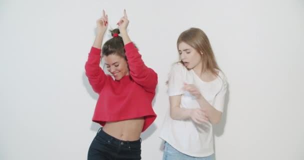 filles en vêtements d'été montrant des émotions positives
 - Séquence, vidéo
