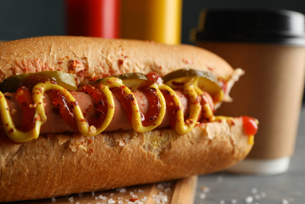 Leckere Hot Dogs, Kaffee und Soßen auf Holzboden - Foto, Bild