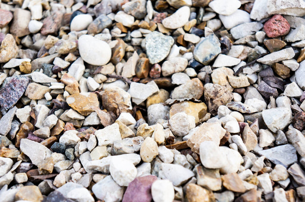  textura de muchas piedras pequeñas de diferentes colores, piedra triturada, para el fondo y su texto
 - Foto, imagen