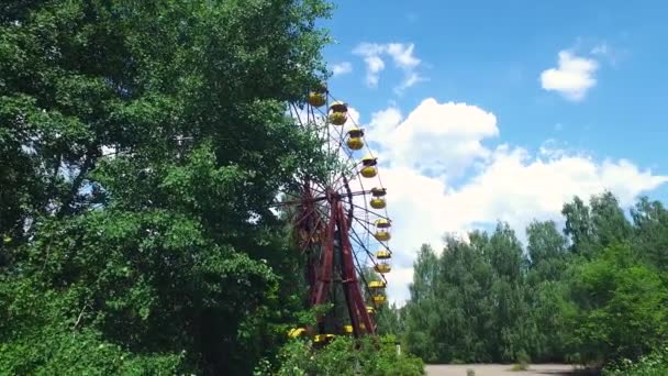 ウクライナのプリピャト。空の遊園地の放棄された観覧車 - 映像、動画