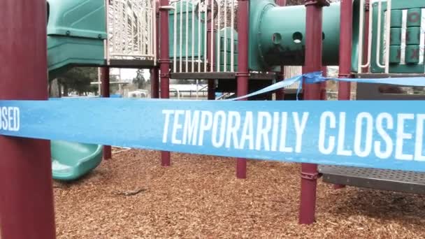 Durante a estadia no Covid-19 em casa, espaços públicos como este parque infantil estão temporariamente fechados para evitar a propagação do vírus
. - Filmagem, Vídeo