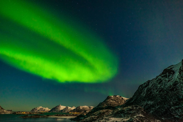 luces polares aurora boreal, luces boreales con muchas estrellas en el cielo sobre montañas en el norte de Europa, islas Lofoten, Noruega, larga velocidad de obturación
. - Foto, Imagen