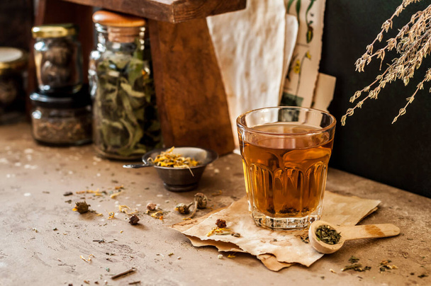 Гербальний чай у склянці та розмаїтті сушених сумішей гербів, скопіюйте місце для вашого тексту. - Фото, зображення