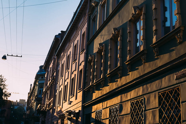 ウクライナのリヴィウ- 9 June 2018朝の建物の眺め。街の通り. - 写真・画像