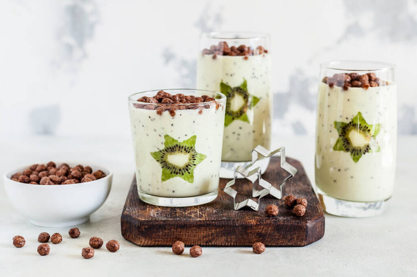 Kiwifruit Smoothie Decorated with Star Shaped Kiwi Slices with Cocoa Cereal - Φωτογραφία, εικόνα