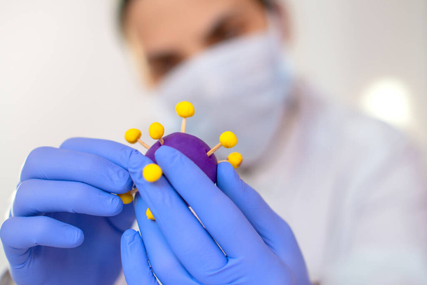 Молода жінка-науковець, яка працює в лабораторії CDC і аналізує макет коронавірусу - Фото, зображення