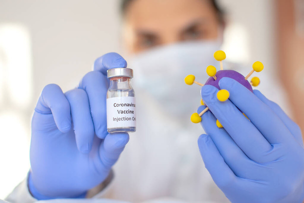 CDCの研究室で働く若い女性科学者はコロナウイルスのワクチンを開発した. - 写真・画像