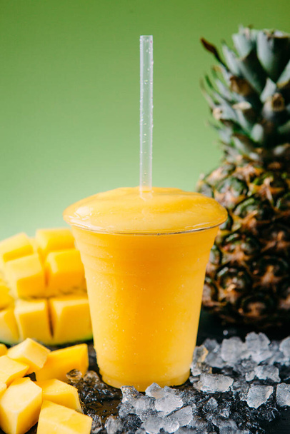 Zdravý mangový koktejl se slaměným ledem a ananasem - Fotografie, Obrázek