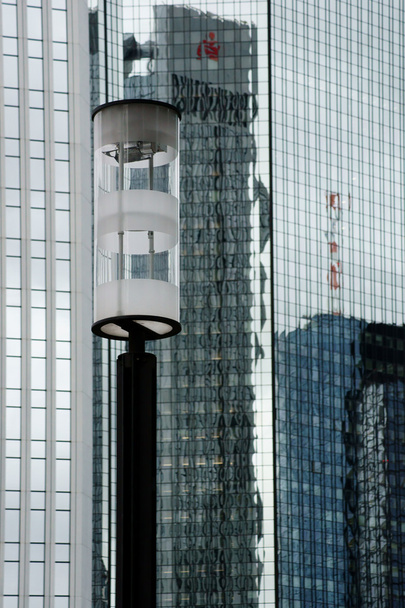 lámpa egy elvont a felhőkarcoló homlokzat előtt - Fotó, kép
