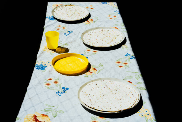 Platos para preparar tortillas para burritos mexicanos en una casa pobre
. - Foto, Imagen
