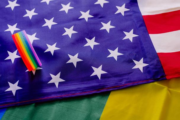 Bracelet avec des couleurs gays sur un drapeau américain, pour revendiquer des droits
. - Photo, image