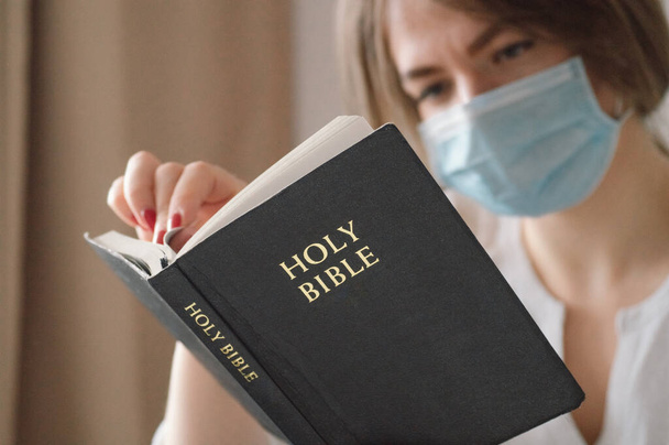 Coronavirus covid-19. La femme tient une bible. Lectures bibliques et prière. Paix
 - Photo, image