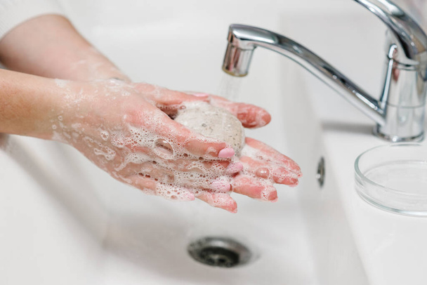 Lavarse las manos. Prevención del Coronavirus. Lávese las manos con jabón antibacteriano y agua corriente caliente frotando las uñas y los dedos en el fregadero. Epidemia de Covid-19. Prevención de la gripe
. - Foto, imagen