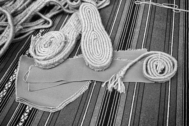 Scarpa spagnola dettagli fatti a mano scarpa di una tipica e tradizione, manifattura a mano, artigianato - Foto, immagini