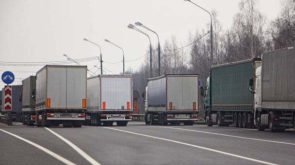 Zárt határ, félig kamionok sorban az antivírus karantén ellenőrzési ponton tavasz napján, nemzetközi logisztikai probléma illusztráció koncepció - Fotó, kép