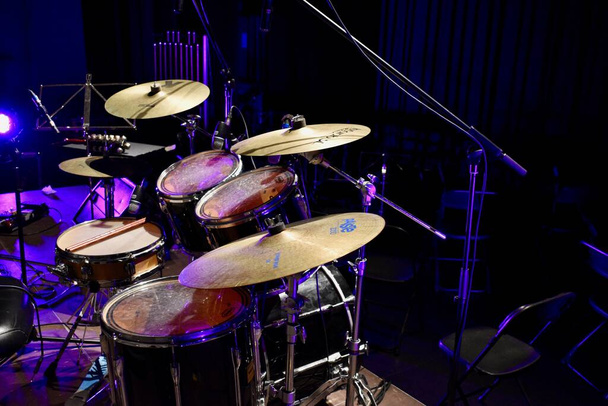 close-up van drums in een concerttheater - Foto, afbeelding