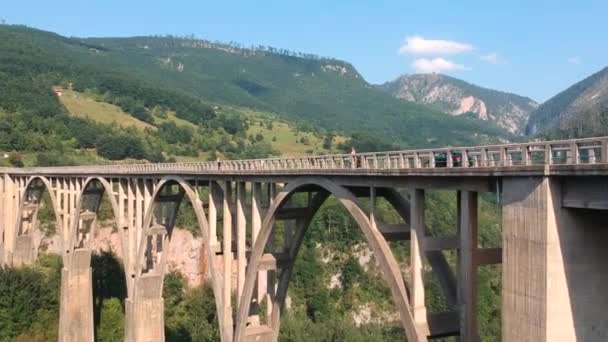 Vista aérea da Ponte Djurdjevica Tara, Montenegro. Sob a Montanha Durmitor
 - Filmagem, Vídeo