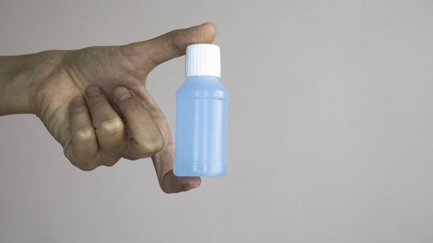 Blauwe alcohol gel in de handen van een vrouw. Kopieerruimte voor reclame.  - Foto, afbeelding
