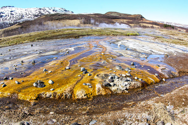 Geysirin kraatteri. Geoterminen lähde Islannissa
 - Valokuva, kuva