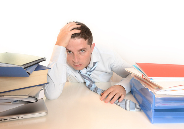 Studente stressato o uomo d'affari sopraffatto
 - Foto, immagini