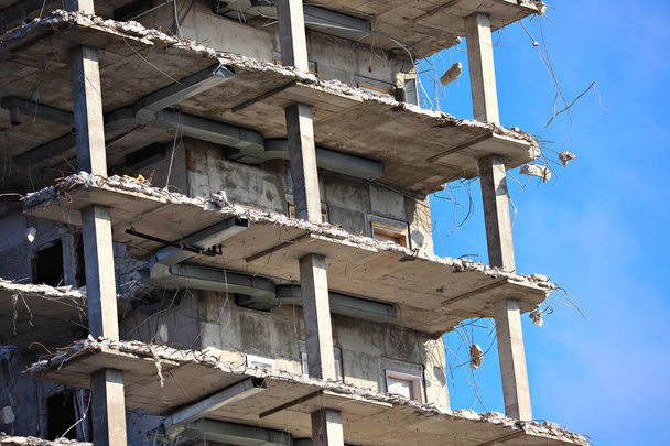 Уничтоженное здание, может быть использовано как снос, землетрясение, бомба, террористическая атака или концепция стихийного бедствия
 - Фото, изображение