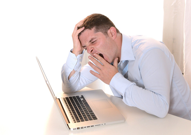 Наголошений перевантажений бізнесмен спить над клавіатурою
 - Фото, зображення