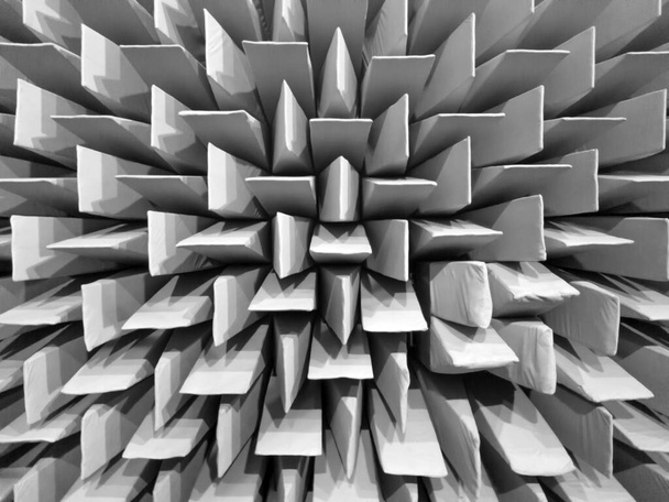 Trójkątny sześcian puzzle w kształcie piramidy izolowane na białym tle - Zdjęcie, obraz