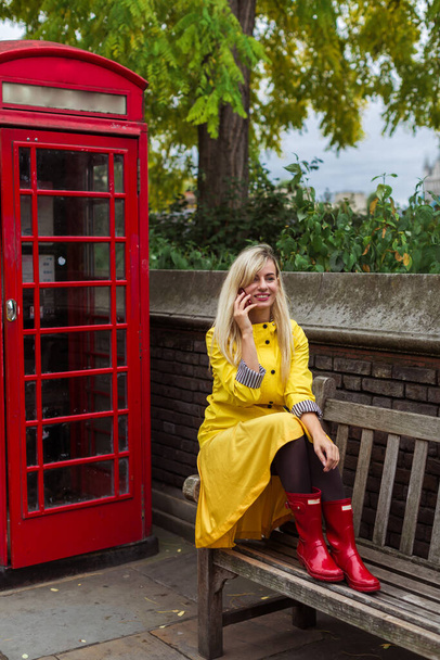 girl on the phone at the london - Zdjęcie, obraz