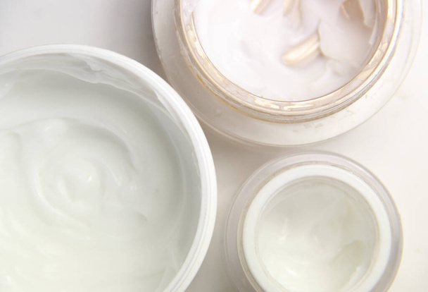Mezcla de cremas faciales para una piel hermosa, aislada sobre fondo blanco
 - Foto, Imagen