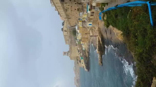Κατακόρυφο βίντεο από το Φρούριο της Βαλέτας, τη Μάλτα και τα μεσογειακά κύματα - Πλάνα, βίντεο