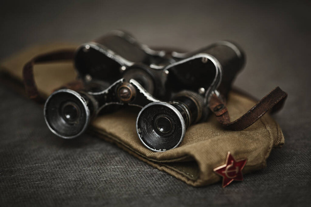 軍用キャップとヴィンテージ双眼鏡。5月9日の勝利の象徴。第二次世界大戦 - 写真・画像